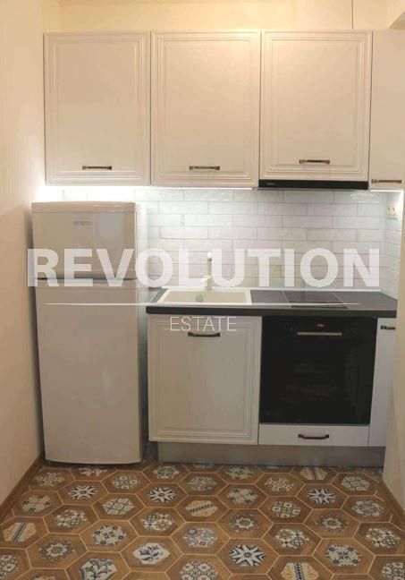 Дава се под наем Тристаен апартамент в Варна, Център - 76 кв.м за 747.66 € - Снимка #2