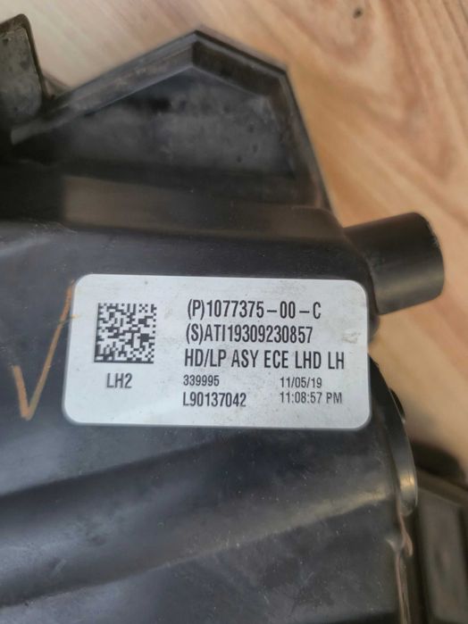 Far Stanga / Dreapta Tesla Model 3 An 2017-2021 Cod 1077375-00-C 1077376-00-C