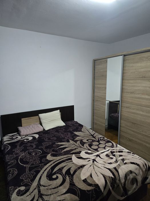 Proprietar Inchiriez apartament 2 camere, Str. Liviu Rebreanu peste drum de Spitalul Judetean