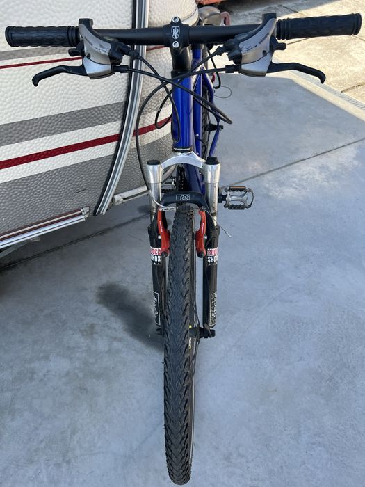 Bicicleta cu cadru de aluminiu