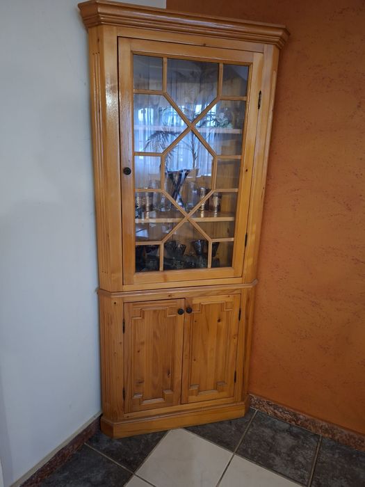 Vitrina din lemn masiv