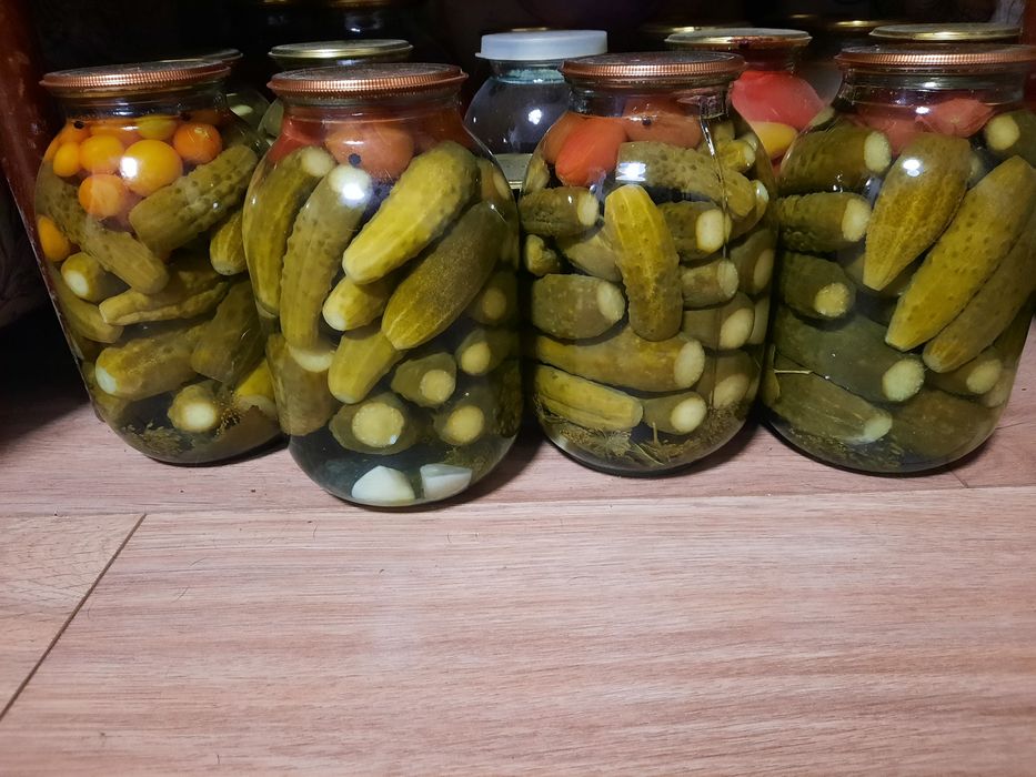 Продам огурцы с помидорами солёные  2 л