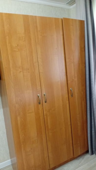Продам шкаф с настенной полкой