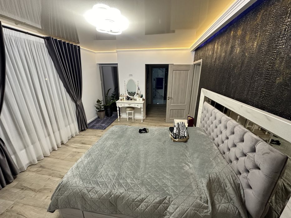 Vând casa 240mp  teren 2200mp plus 2 garaje beci magazie…Falticeni.