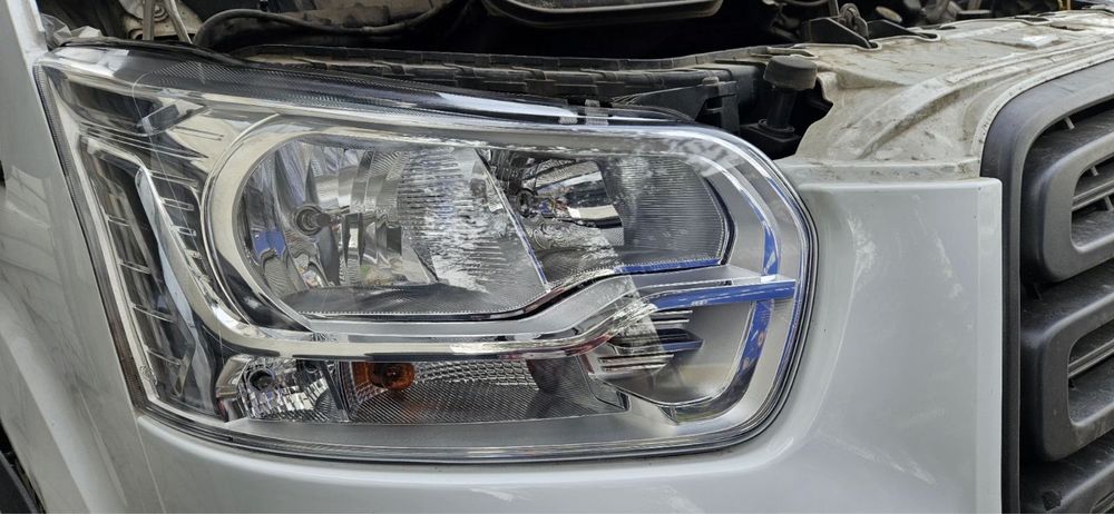 Десен фар за Форд Транзит 2016