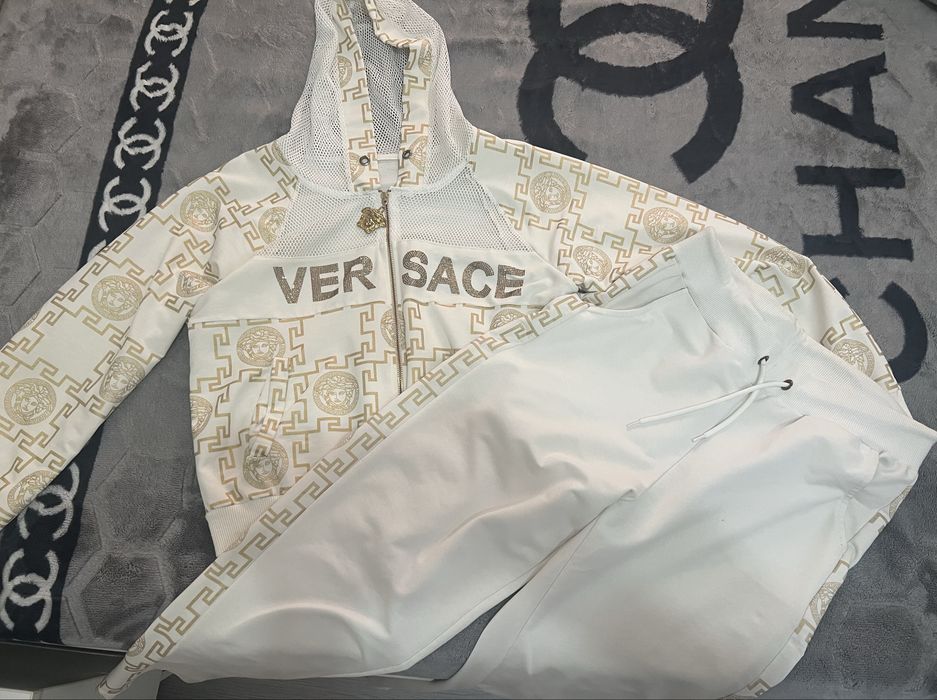 Белый женский костюм