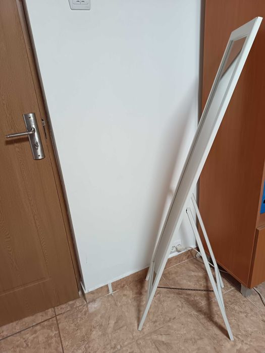 Oglinda cu suport, culoare alb