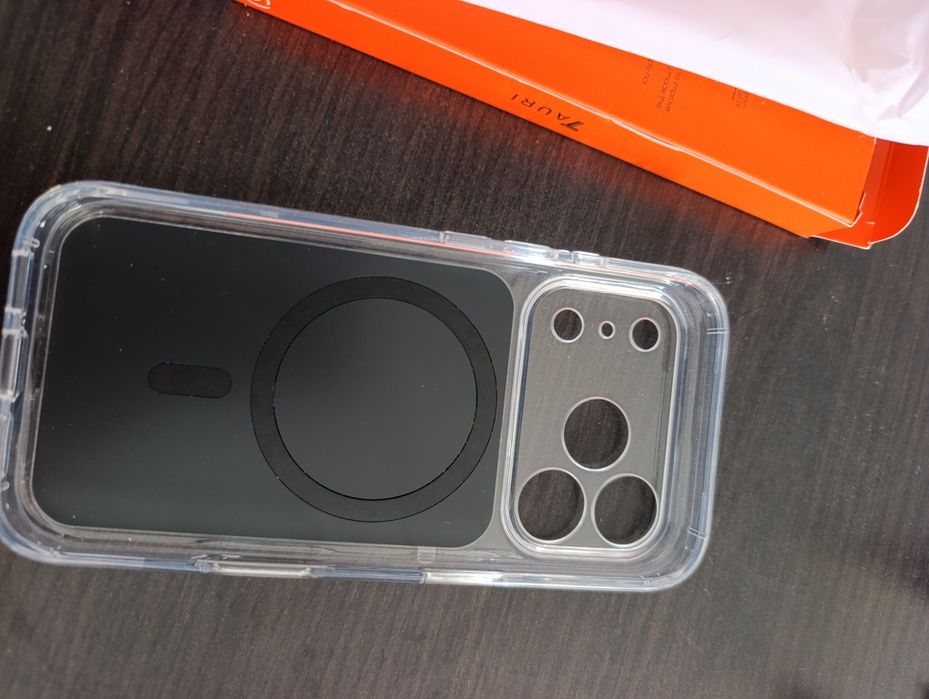 Калъфи (кейсове) с MagSafe и стъклени протектори за iPhone (ESR, TAURI)