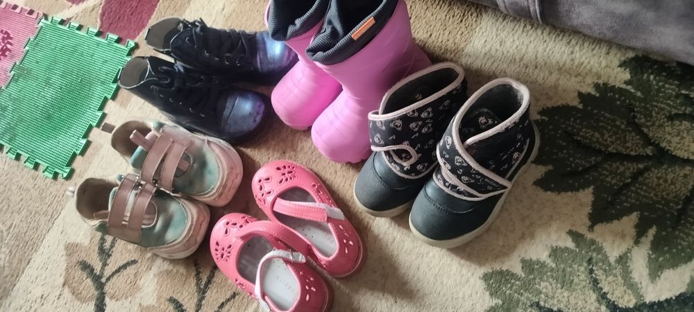 Отдам даром обувь на девочку
