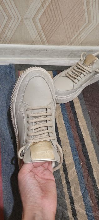 Продам кожаные кроссовки