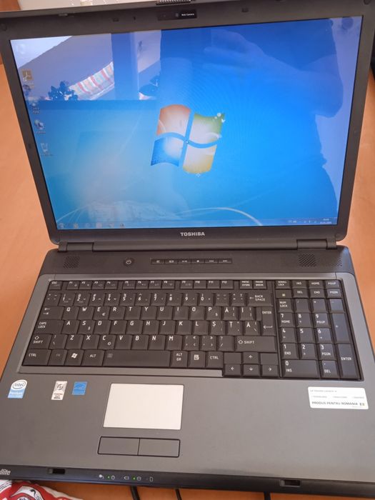 Laptop Toshiba satellite   + geanta targus bussines in stare perfecta  30 de bucati