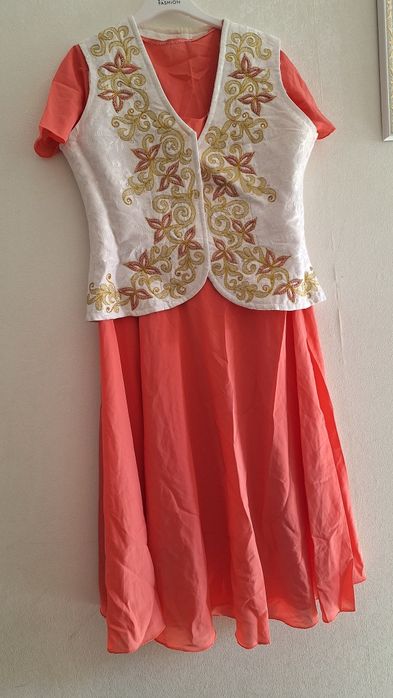 Көйлек кәжекейімен бірге сатылады