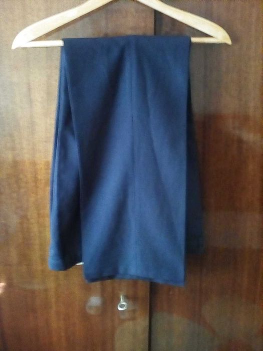 Тъмно син вълнен костюм