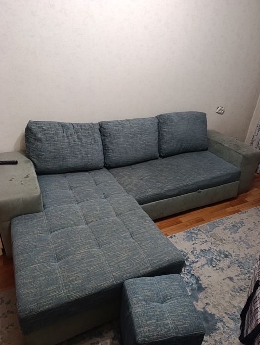 Продаю диван с пуфиками