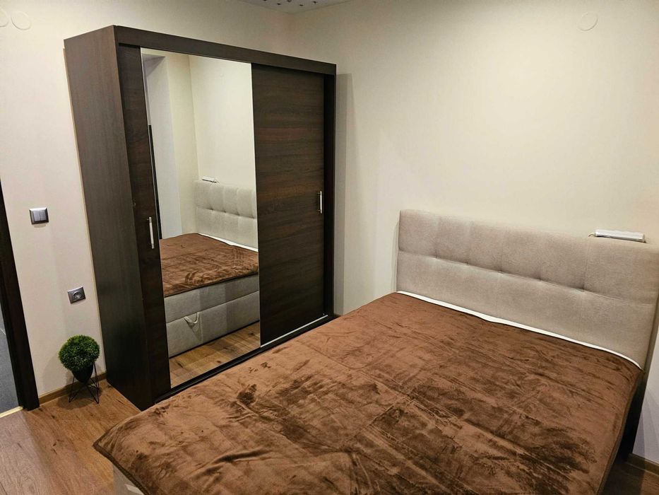 Тристаен апартамент -близо до Медицински Университет, Червен площад