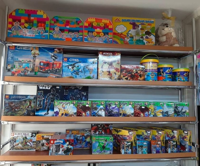 Стеллажи торговых витрин.