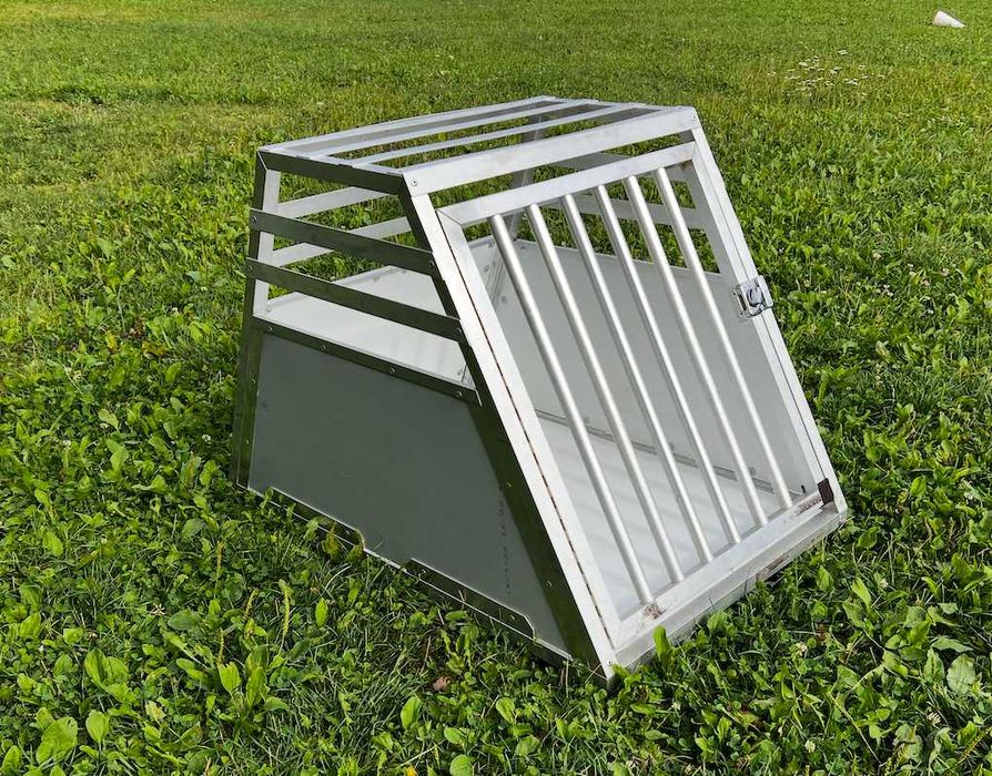 Cușcă aluminiu transport câini de talie medie – fǎcutǎ pt RAV4 PHEV