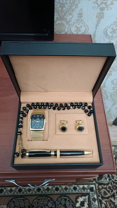 Часы из Мекки новая в комплекте на футляре