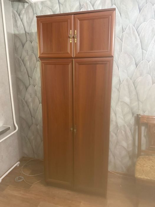 Разные шкафы и стулья