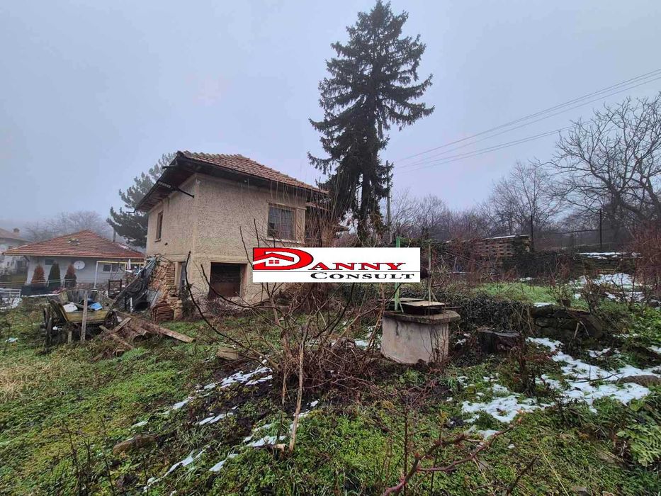 Стара къща с двор и кладенец в с. Балканци - общ. Стражица