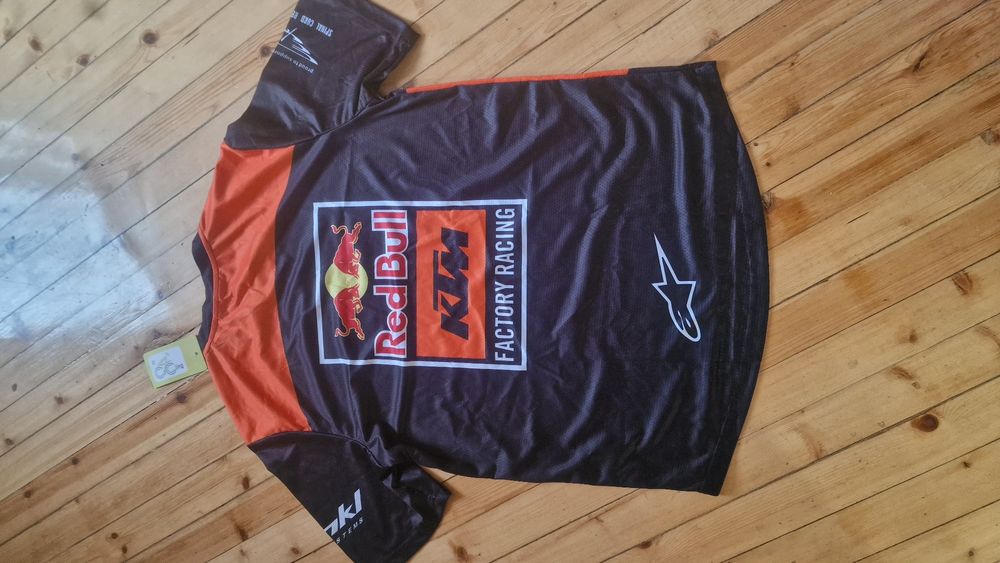 Мъжка тениска в черно и оранжево