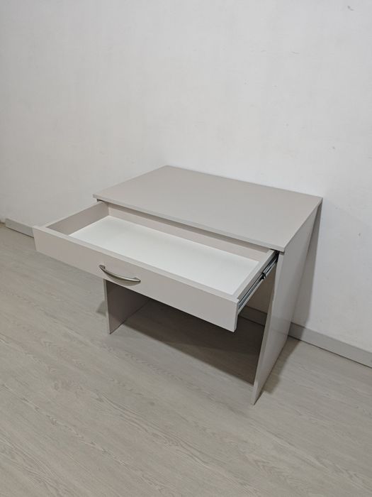 Столы Письменные для взрослых и школьников.