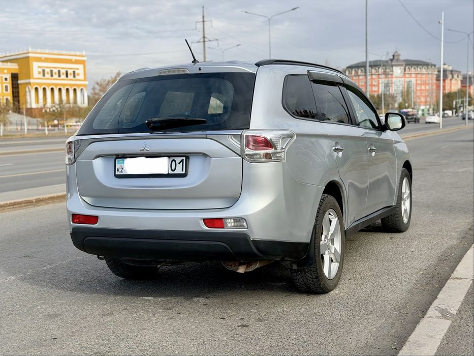 Mitsubishi outlander 2014 гв