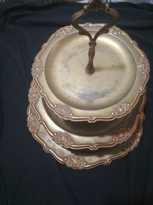 Металлическая этажерка  и банки