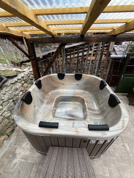 Ciubăr jacuzzi din acril
