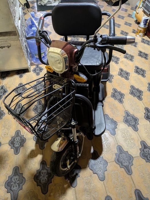 Elektroskuter uch oyoqli