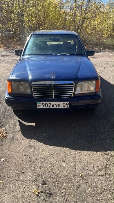 Продаю мерса е300 в хорошем сосятоние
