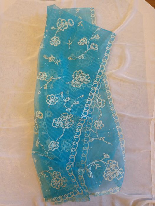 Нежный голубой шарф из тонкой шифонной ткани с рисунком