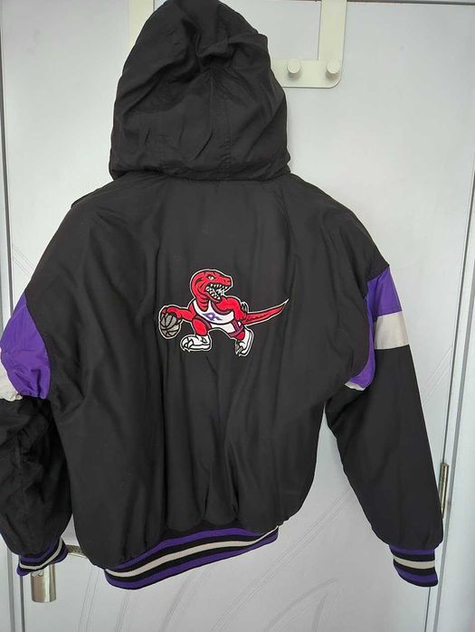 Продавам няколко НБА артикула потници и яке. Starter, Jordan, Champion