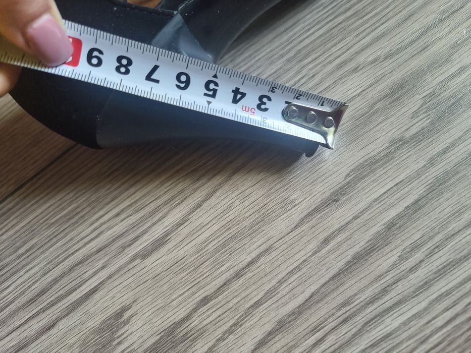 Vând pantofi eleganți cu toc subțire