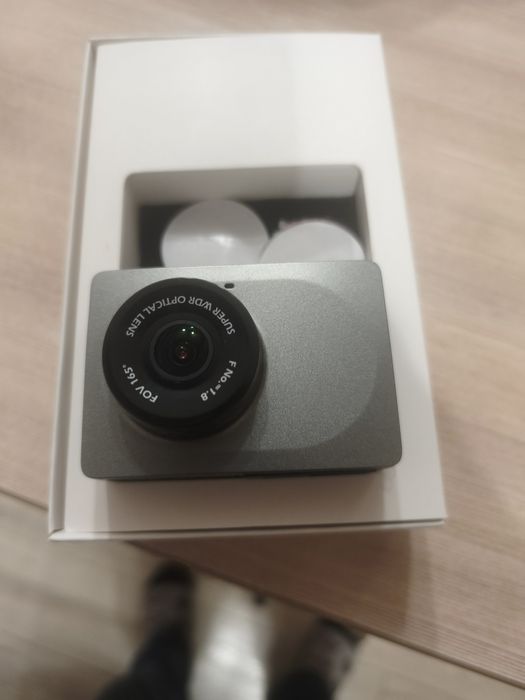 Продавам  YI Smart Dash Camera ( Видеорегистратор)  Европейска версия