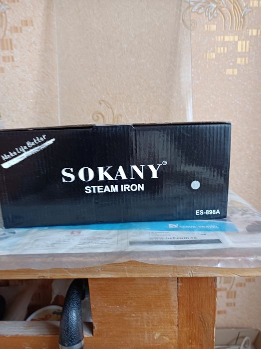 Утюг домашний электрический.