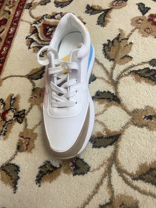 Кроссовки женские