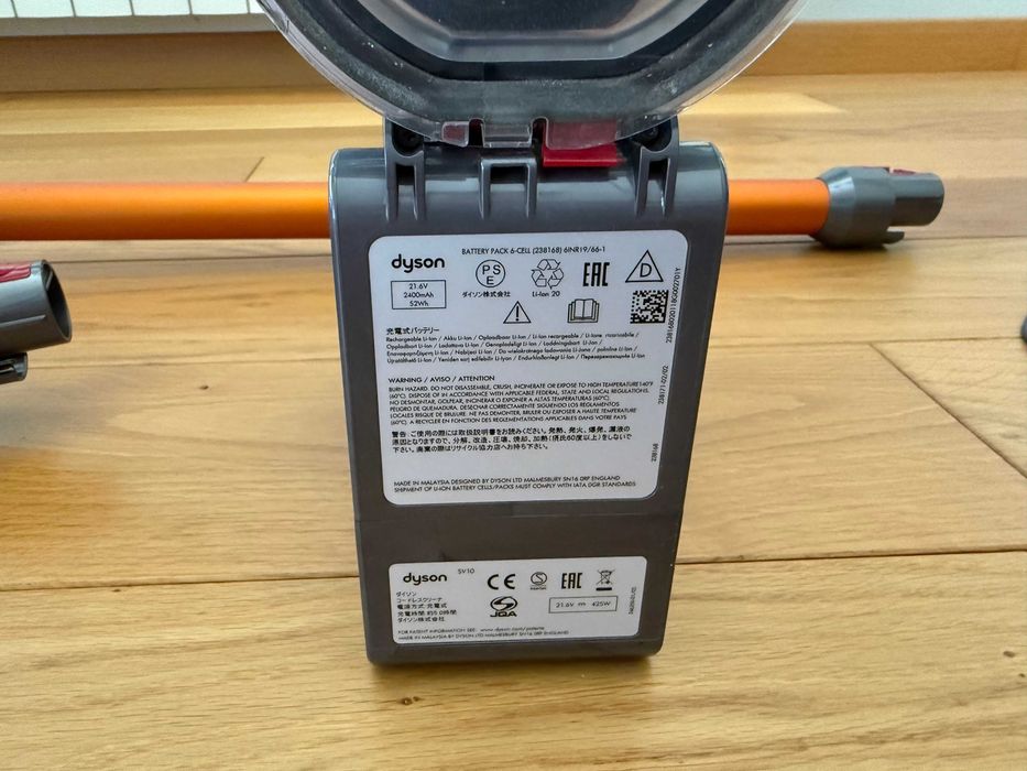 Dyson V8 Absolute (SV10) – Безкабелна прахосмукачка (За части/ремонт) + аксесоари