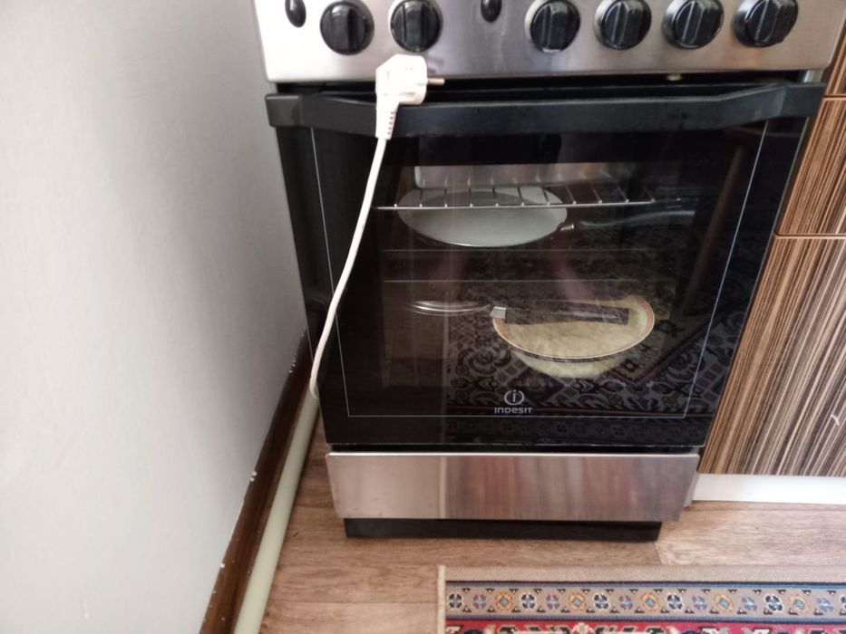 Продам газовую плиту Indesit