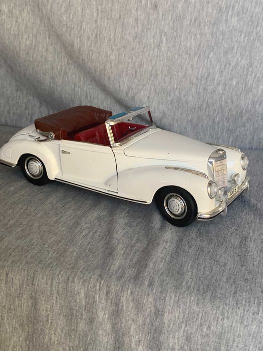 кобичка Mercedes-Benz 300 S