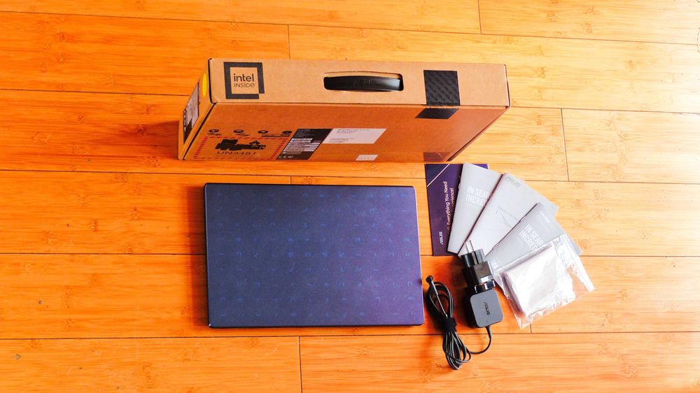 Laptop ASUS  - Diplay  14 ''  Full HD - cu toate accesorile