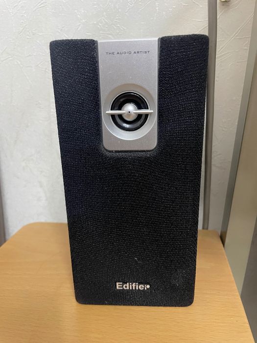 Компьютерный стол, системный блок, монитор, звуковая система, принтер