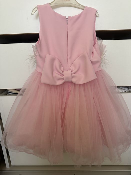 Луксозна детска рокля Contrast – розова с тюл и пера, 98 р-р