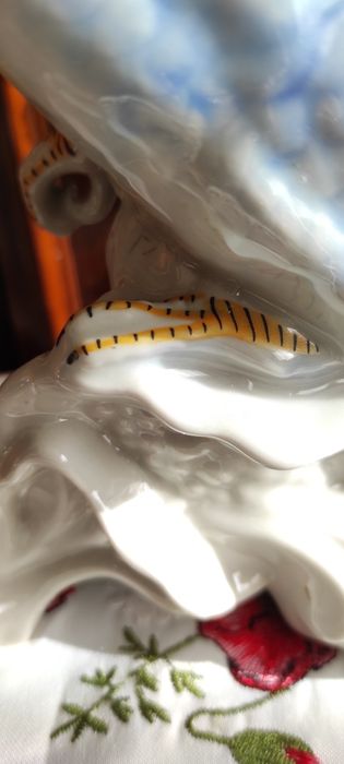 Българска стара порцеланова  кутия ,българска фигура папагал