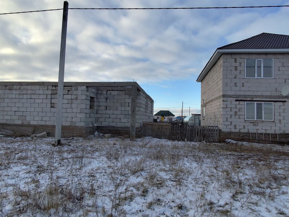 Участок с недостроенным домом в Коянды