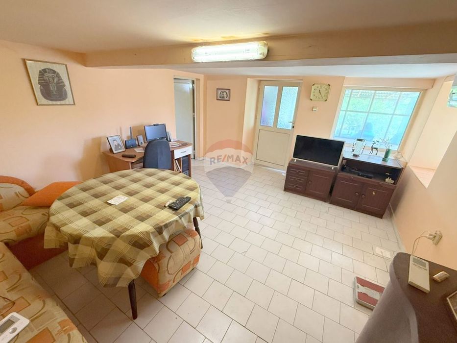 Къща с гараж за продажба в с.Кичево