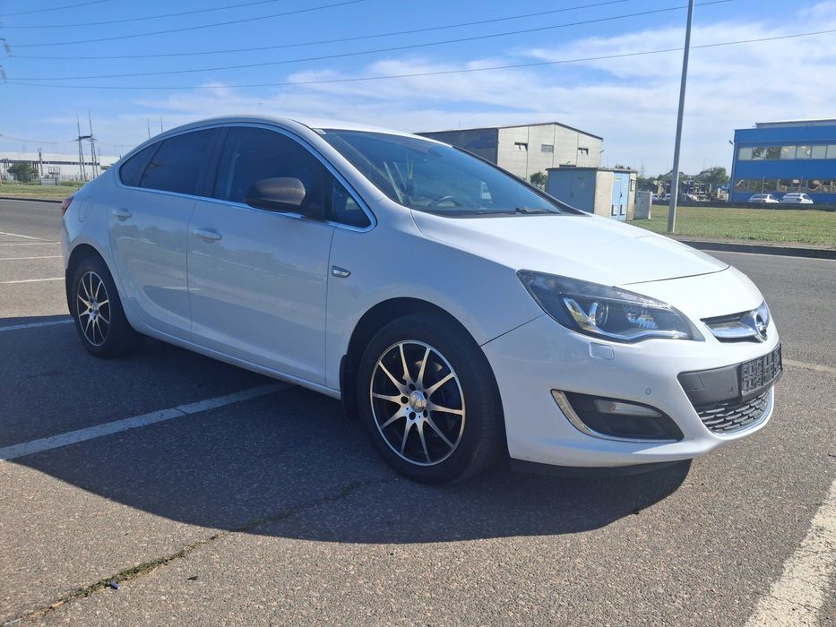 Opel astra sedan 2014