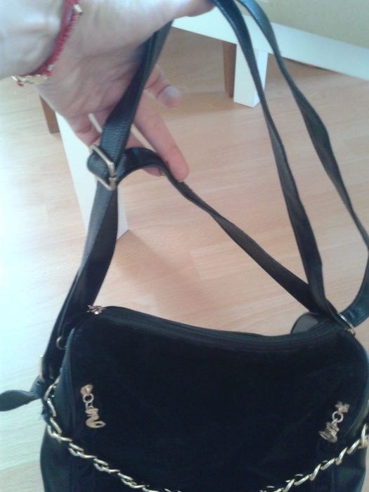 Намалена - Елегантна дамска чанта с черен велур и декорация в златисто