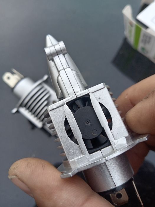 Продам лампочки H4 лед