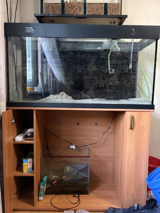 аквариум 320 литров с тумбой, стекла целые, протекает по герметику